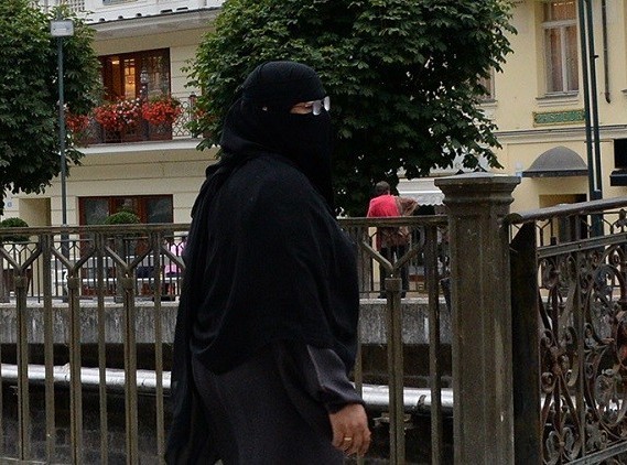 امرأة محجبة تتعرض لاعتداء من مجهولين في لندن