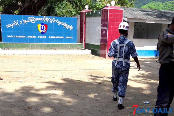 ေမာင္ေတာ နယ္ျခားေစာင့္စခန္းသံုးခု စီးနင္းတိုက္ခိုက္ခံရ၊ ရဲတပ္ဖဲြ႕၀င္ကုိးဦး က်ဆံုးၿပီး တစ္ဦးေပ်ာက္ဆံုးေန အၾကမ္းဖက္ တိုက္ခိုက္သူမ်