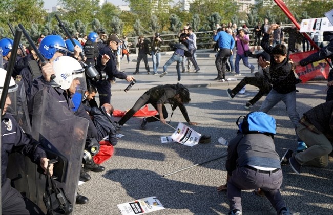 Turkish police, activists clash on bombing anniversary in Ankara 