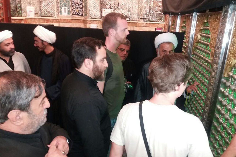 5 Christian tourists convert to Islam