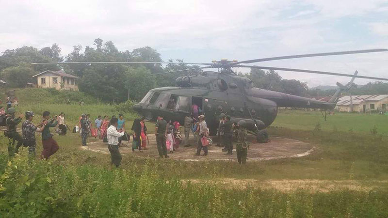 ေမာင္ေတာၿမဳိ႕နယ္တြင္ ပိတ္မိေနေသာ ဌာနဆုိင္ရာ ၀န္ထမ္းမ်ားကုိ တပ္မေတာ္ရဟတ္ယာဥ္ျဖင့္ သြားေရာက္ေခၚယူ