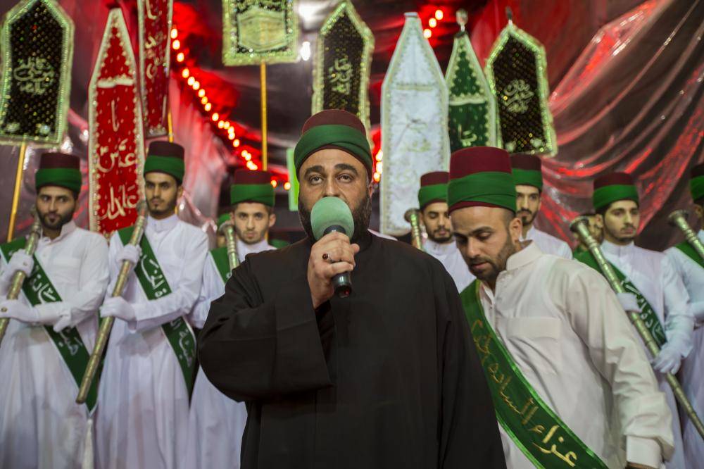 أحفاد الامام الحسين (ع) والسادة الخدم يشاركون في إحياء ليلة العاشر + (صور)