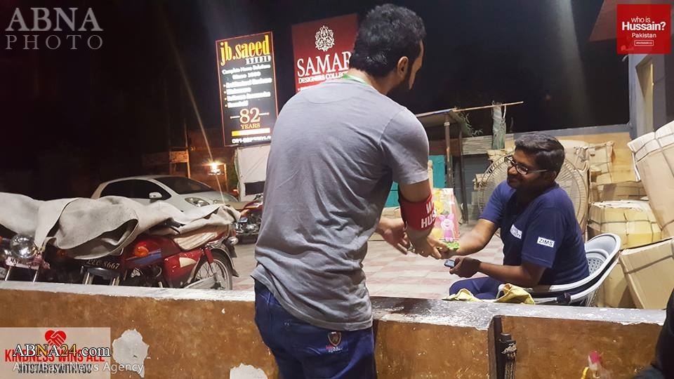تقرير مصور/ جمعية "من هو الحسين (ع)؟" توزع رزم الطعام لرجال الامن في باكستان