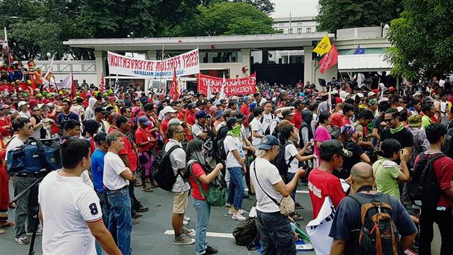 Van Polis Filipina Rempuh Para Penunjuk Perasaan Anti-A.S