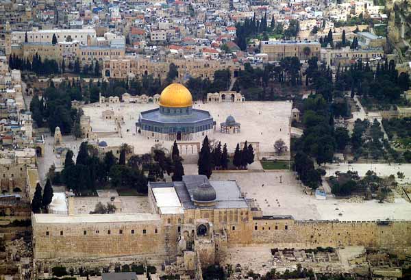 Zionists detain Al-Aqsa mosque guards