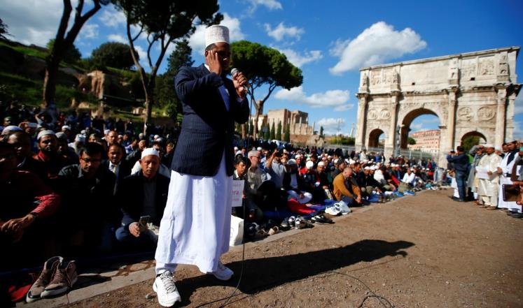 مسلمون يحتجون على إغلاق 5 مساجد في إيطاليا