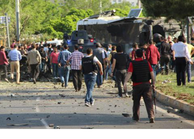 انفجار سيارة ملغومة يقتل ويصيب 12 قرب مركبة للشرطة بشرق تركيا