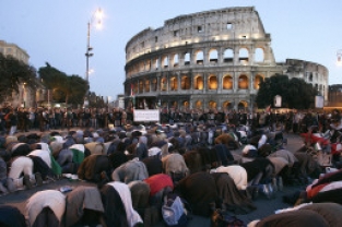Musulmanes Italianos Rezan Frente al Coliseo para Denunciar la Clausura de Lugares de Culto Islámico en el País 