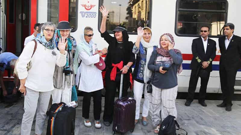ایران٬ الف لیلی ٹرین غیر ملکی سیاحوں کو لیکر اصفہان پہنچ گئی