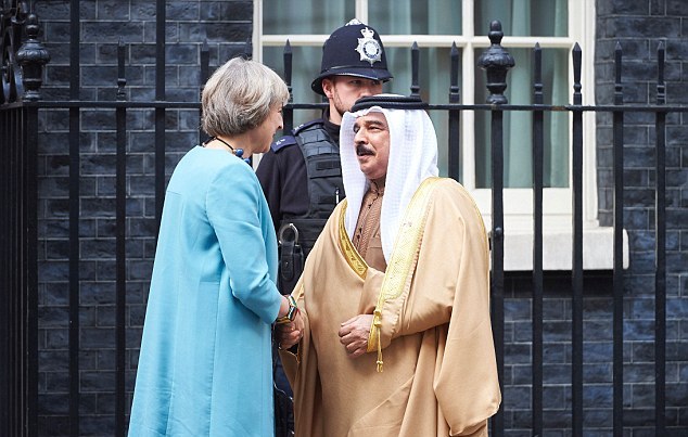 Raja BahrainBertembung Dengan Penunjuk Perasaan Di London.