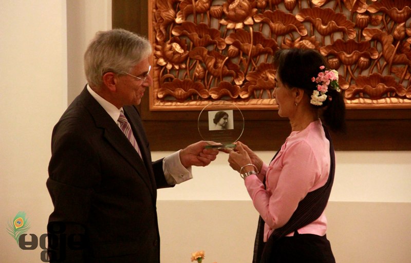 ေဒၚေအာင္ဆန္းစုၾကည္အား Helen Keller International Humanitarian Award 2016 ေပးအပ္
