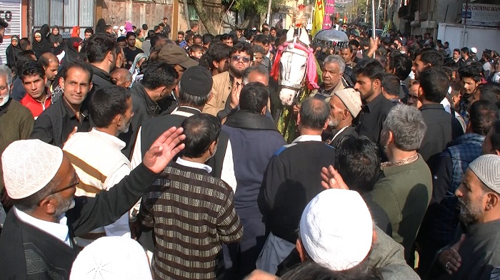 سخت کرفیو اور ناکہ بندیوں کے باوجود کشمیر میں شہادت امام سجاد(ع) پر جلوس ذوالجناح برآمد 