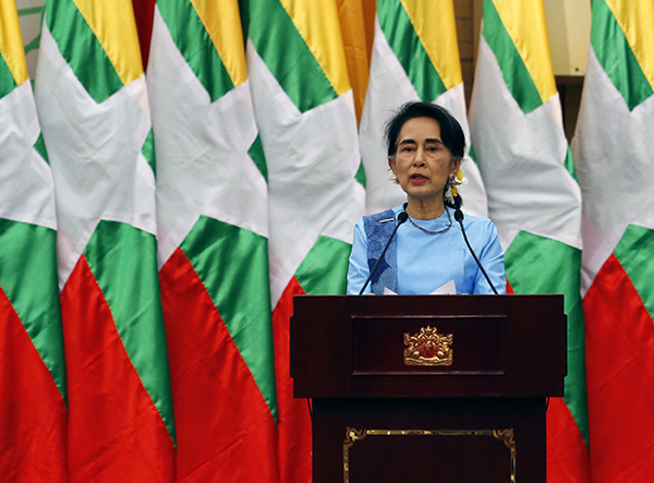 ပိတ္ဆို႔မႈ ဖယ္ရွားျခင္းေကာင္းက်ိဳးကို ႏိုင္ငံအတြက္ သံုးမည္လား၊ ကိုယ္က်ိဳးအတြက္ သံုးမည္လားဟု စီးပြားေရး လုပ္ငန္းရွင္ႀကီးမ်ားအား ေ