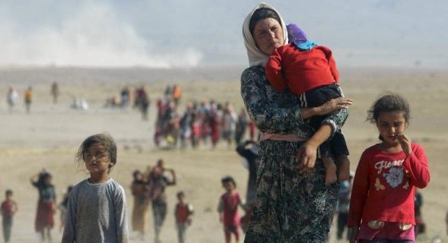 Thousands of Iraqis flee towns near Mosul as battle against ISIS intensifies