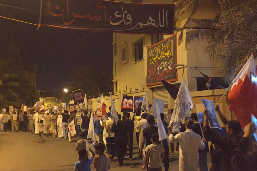  البحرينيون يؤكدون في تظاهراتهم إسقاط النظام ويرفضون محاكمة الشيخ قاسم