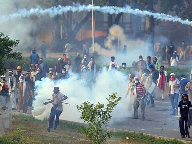 پاکستان کے دارالحکومت اسلام آباد میں پولیس اور تحریک انصاف کے کارکنوں میں تصادم/ 50 کارکن گرفتار