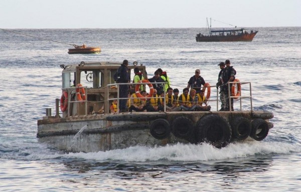 Australia proposes lifetime ban for refugees 