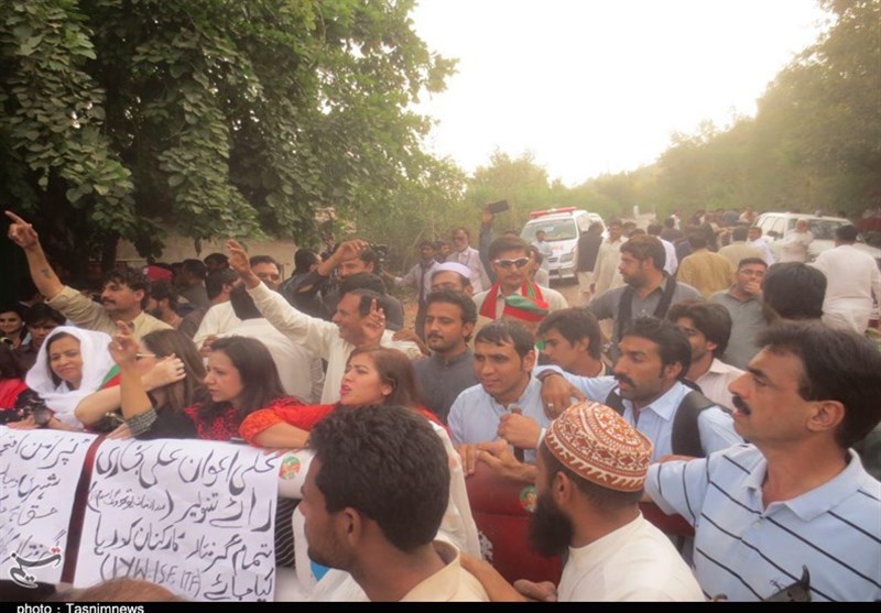 پاکستان؛ پی ٹی آئی کے دھرنے میں شرکت کے لیے آنے والے قافلوں کے راستے میں بھاری نفری تعینات+ تصاویر