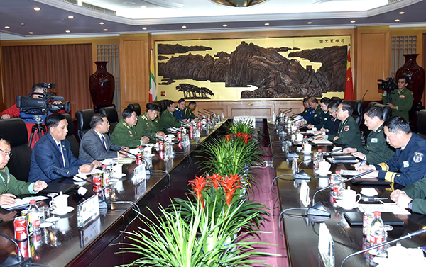 ဗိုလ္ခ်ဳပ္မွဴးႀကီး မင္းေအာင္လိႈင္ႏွင့္ တ႐ုတ္ျပည္သူ႔လႊတ္ေျမာက္ေရးတပ္မေတာ္ စစ္ဦးစီးခ်ဳပ္တို႔ ေတြ႕ဆုံေဆြးေႏြးေနစဥ္
