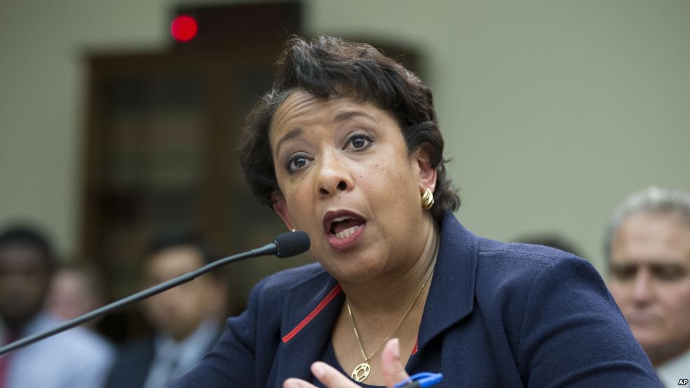 Ma'aikatar Shari'ar Amurka da FBI Suna Aiki Akan Sakonnin Email Na Clinton