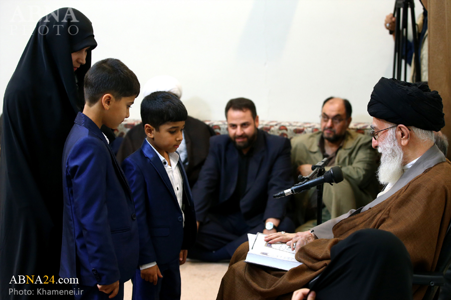 Photos: Imam Khamenei receives families of Defenders of Shrine martyrs