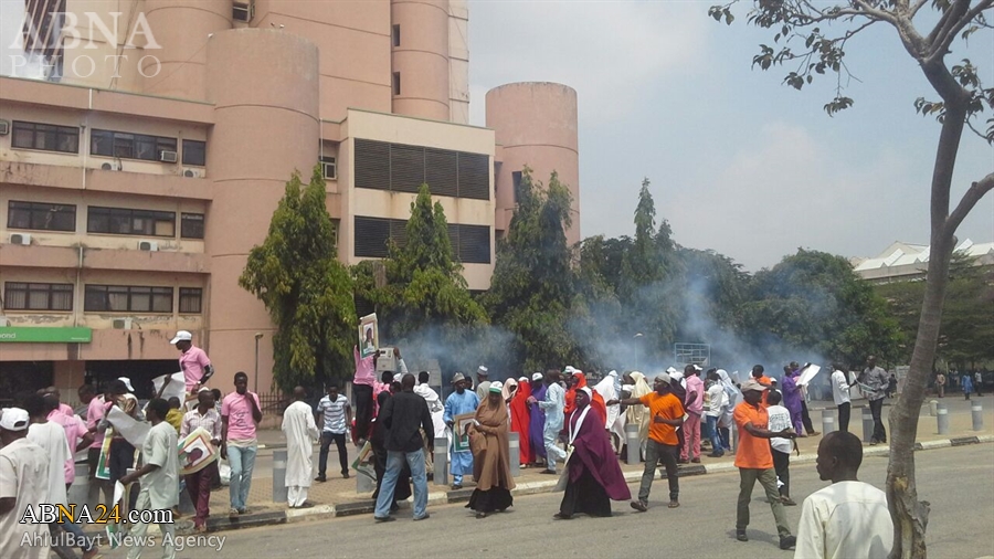 Nigerian forces tear-gas peaceful protesters demanding Sheikh Zakzaky's release / Photos 