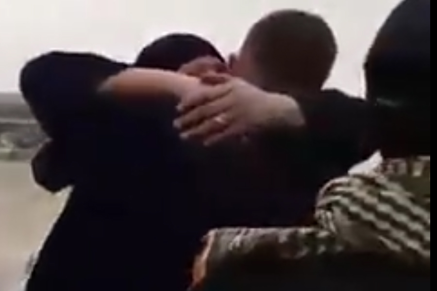 فيديو / مقاتل يعود الى أهله ويلتقي امه بعد تحرير البرطلة من داعش