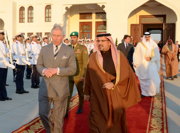 الأمير تشارلز يفتتح القاعدة البريطانية فوق جثث الضحايا البحرانيين