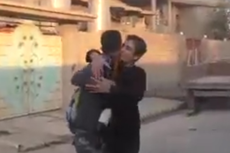 فيديو / الاهالي يستقبلون القوات العراقية بعد تحرير حمام العليل من داعش التكفيري