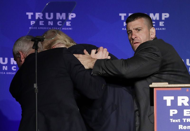 Trump Diiring Turun Dari Pentas Selepas Ancaman Senjata Palsu.