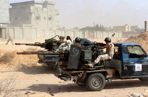 القوات الليبية تحرر 14 مدنيا من داعش التكفيري في سرت