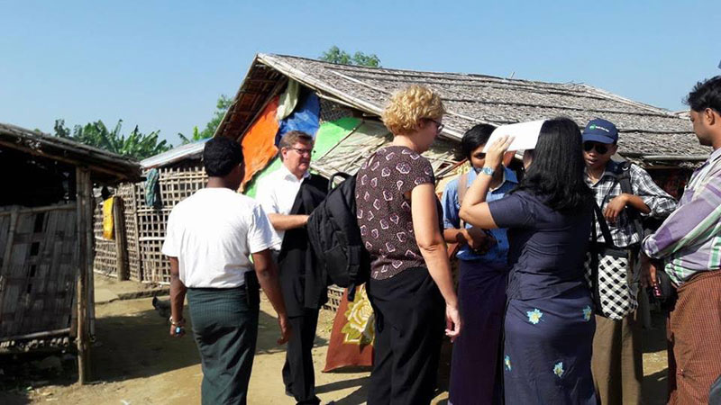ရခုိင္ကုိ ေရာက္ရွိေနသည့္ ဒိန္းမတ္သံအမတ္ႏွင့္ ေဒသခံ မူဆလင္တုိ႔ ႏုိင္ငံသားစီစစ္ေရး ကတ္ကိစၥ ေဆြးေႏြး