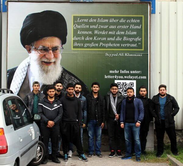 Plakat mit Imam Chamenei in Augsburg: Über den Brief an die Jugend im Westen 