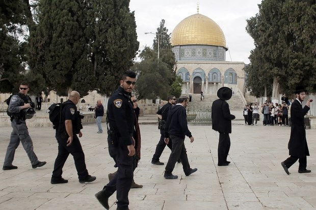 At least 100 Jewish Israelis raid al-Aqsa mosque 