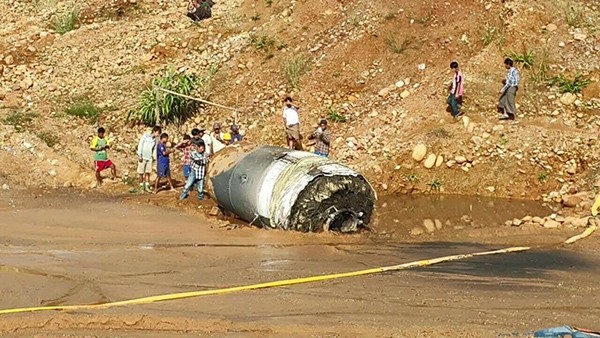 ဖားကန္႔တြင္ ေကာင္းကင္ေပၚမွ ေလယာဥ္(သို႔မဟုတ္) ၿဂိဳဟ္တုအစိတ္အပိုင္းဟု ယူဆရေသာ အရာ၀တၴဳတစ္ခု ျပဳတ္က်