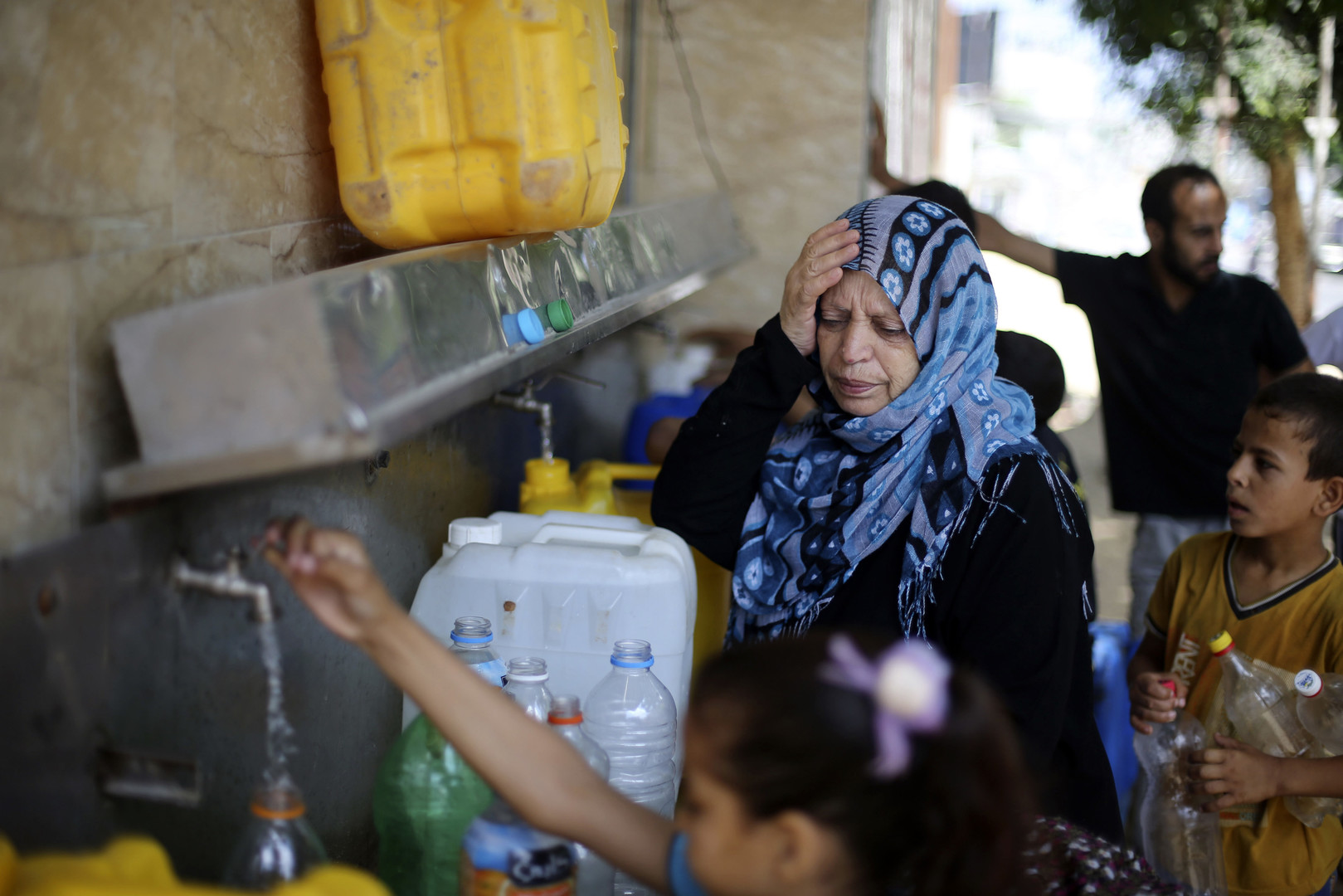 الإحتلال يسرق مياه الفلسطنيين ويرغمهم على القبول بالسرقة