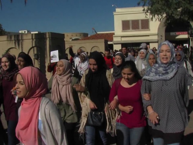 “Aumenta el  Número de Ataques Contra Estudiantes Musulmanas en  las Universidades de  California”