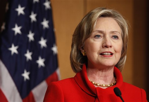 كلينتون تتهم مدير "FBI" بتوجيه ضربة لحملتها الانتخابية أدت لهزيمتها