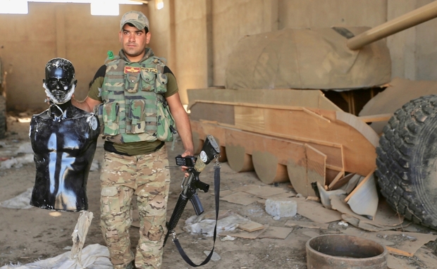 “Las Fuerzas Terroristas del Daesh Llevan Maniquíes y Tanques de Madera a Luchar a la Guerra”