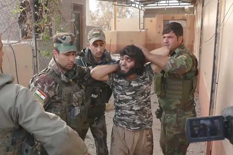 لحظة اعتقال "داعشي" في بعشيقة قرب الموصل + (فيديو)