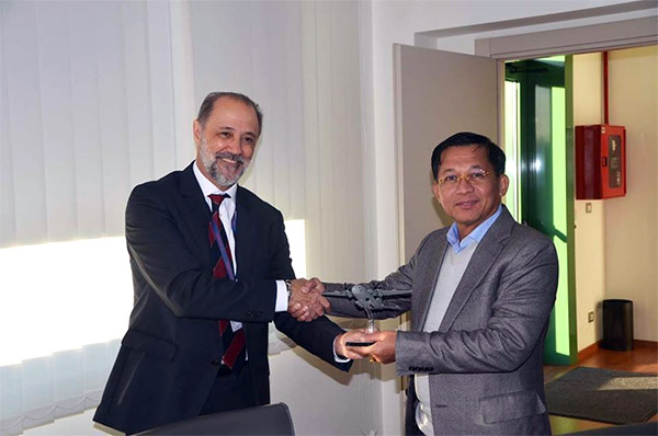 အီတလီရွိတိုက္ေလယာဥ္ကုမၸဏီသို႔ တပ္ခ်ဳပ္သြားေရာက္ေလ့လာ
