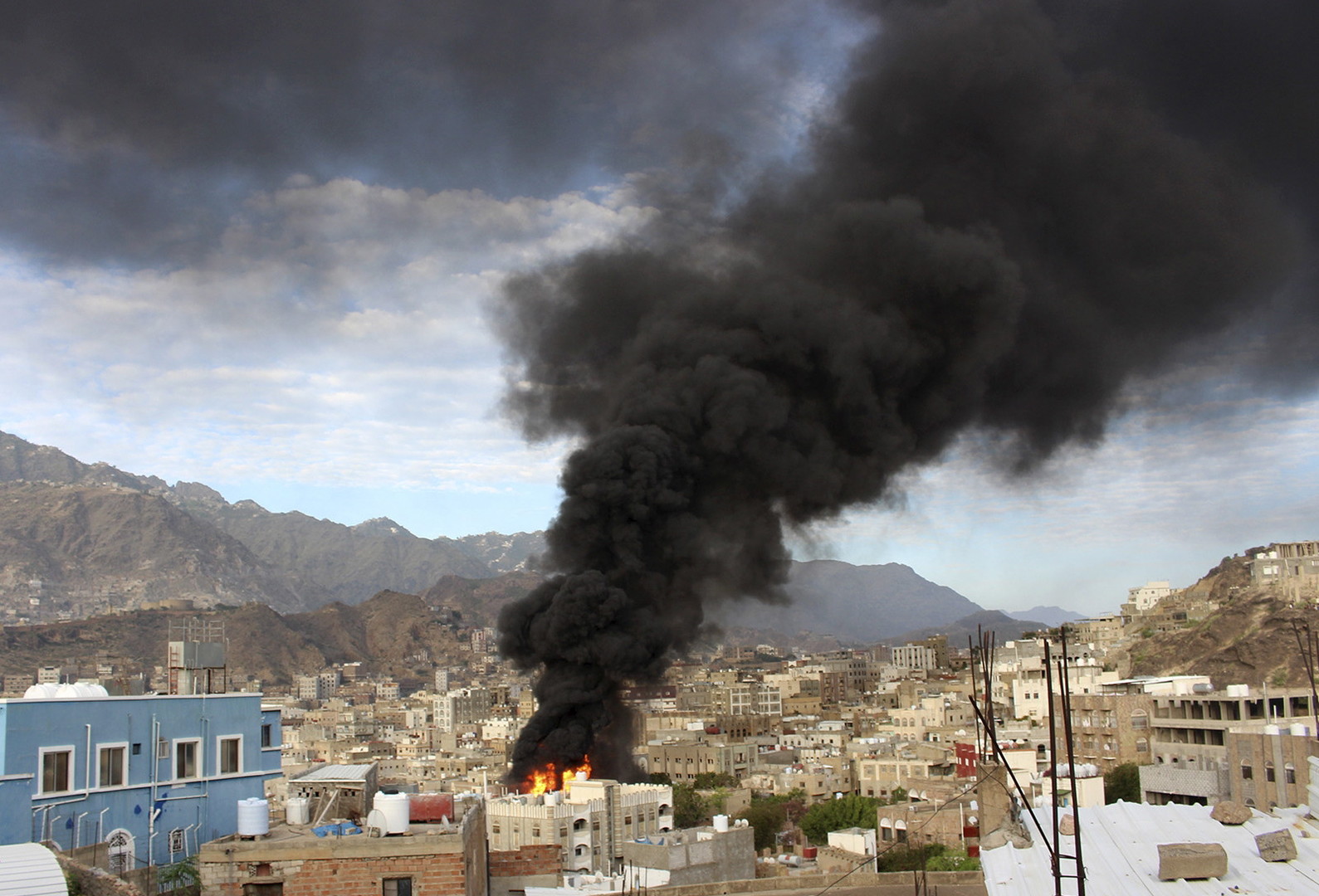 العدوان السعودي يقصف شاحنات وقود واستشهاد 14 شخصا باليمن