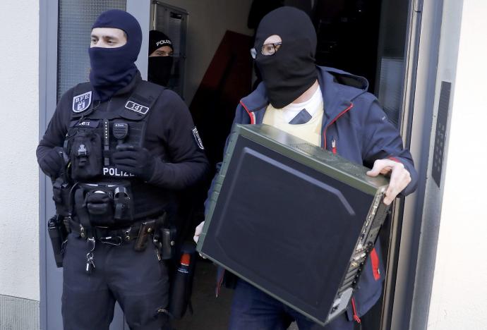 Polis Jerman Serbu Masjid Di Seluruh Negara Tersebut.
