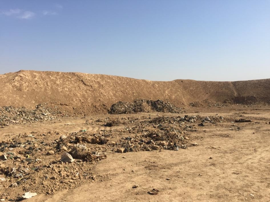 داعش يقتل 300 عنصر من الشرطة العراقية ويرميهم في مقبرة جماعية قرب الموصل