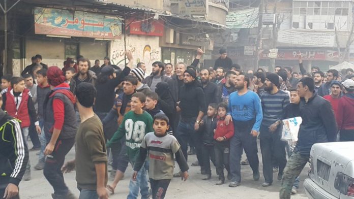 مقتل 30 مدنيا خرجوا في مظاهرة احتجاجية ضد المسلحين في حلب الشرقية