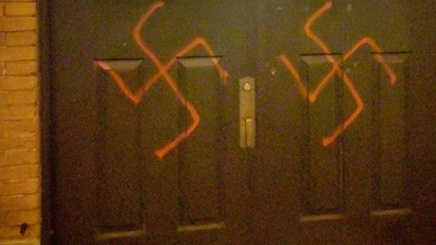 Une mosquée et une église couvertes de swastikas à Ottawa