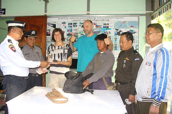 မံုရြာတြင္ ဘယ္လ္ဂ်ီယံဇနီးေမာင္ႏွံ ေမ့က်န္ခဲ့ေသာ ခရီးေဆာင္အိတ္ကို သံုးဘီးယာဥ္ပိုင္ရွင္ ျပန္လည္ေပးအပ္