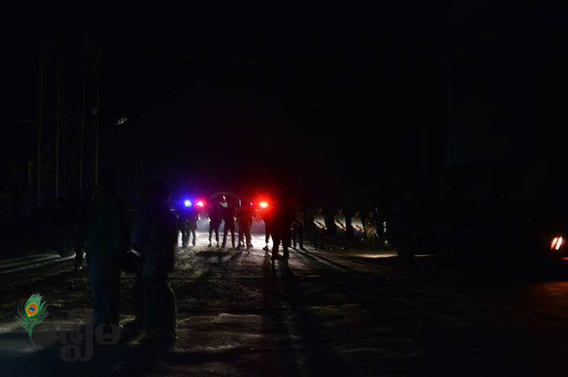 စစ္​​ေတြမွာ လူ​ေသာင္​းခ်ီစု​ေဝး​ေန၊ စစ္​တပ္​၊ ရဲ လံုျခံဳ​ေရးအျပည္​့ခ်ထား