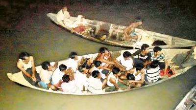 নাফ নদীতে ভাসছে শত শত রোহিঙ্গা 