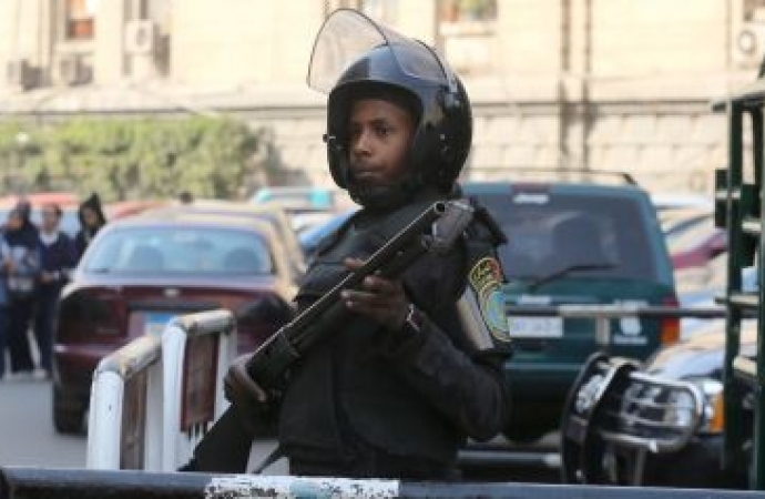 إحالة 22 شرطيا بينهم ضباط للمحاكمة بعد هروب سجناء في مصر